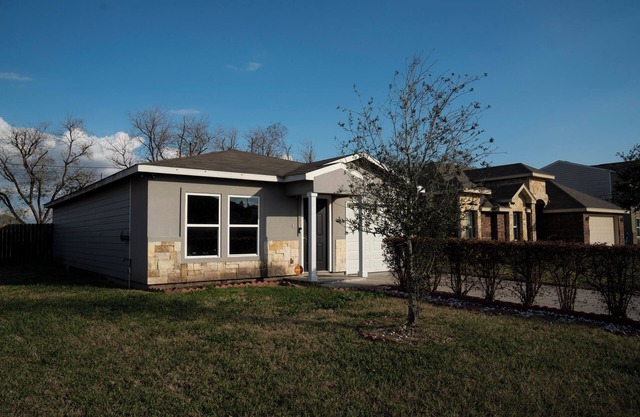 Queen's Hidden Gem w/ Game Room - 5 beds/sleeps 9