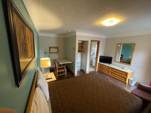 QUEEN'S MOTEL