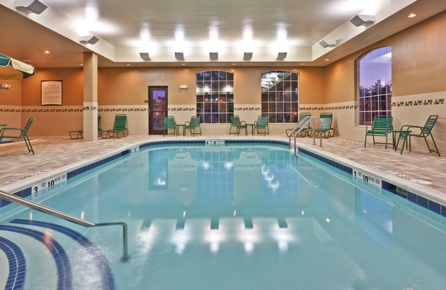Queen Suite with In-Suite Conference Space Near the University of Rochester