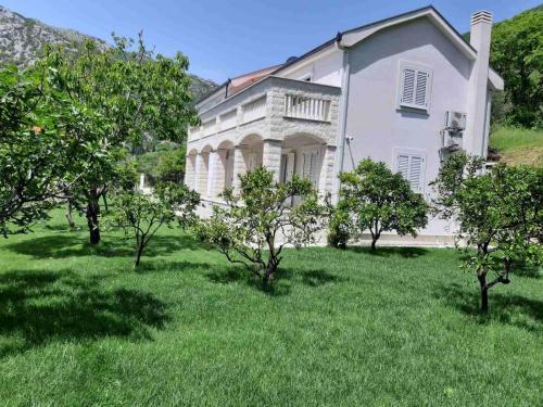 Queen Teuta - Sea View - Private Parking & Garden - BBQ Grill