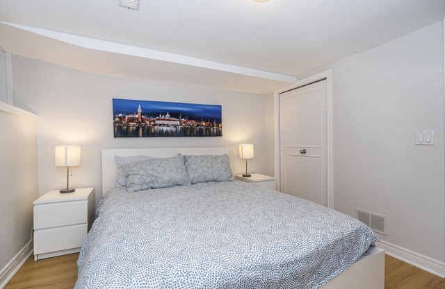 QueenBed Suite In Heart of Downtown + Laundry