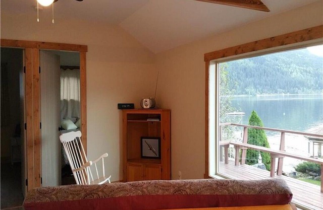 Queens Bay Hideaway Cottage Lakefront