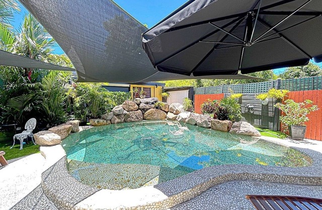 Queenslander house with plenty of space and very tropical. Sleeps six people.