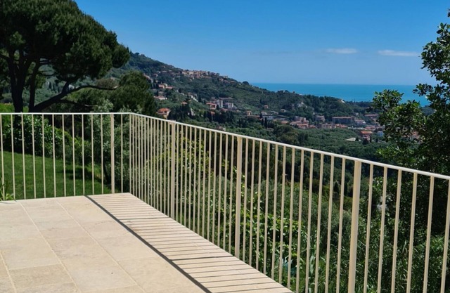 Quercia: 2 BDR, Aicondo, Seaview, Pool, Tennis, plus Private Parking in Lerici!