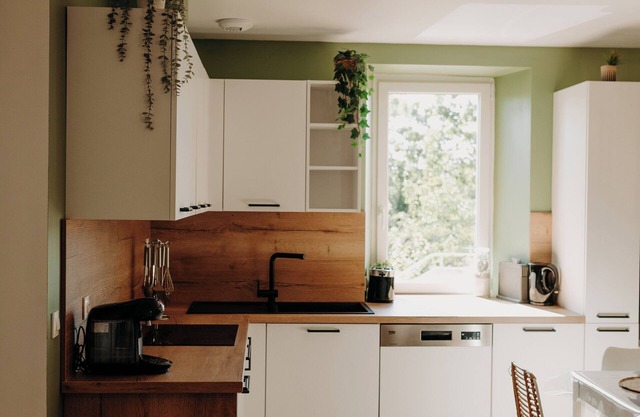 Quiet town house with parking, courtyard, wifi and Clim, green lane