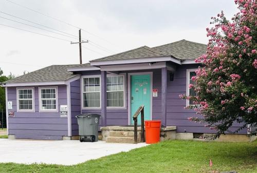 QUICK 1 mile to Ft Sill! Wizard Cottage sleeps 5 adults & Pets Welcome!