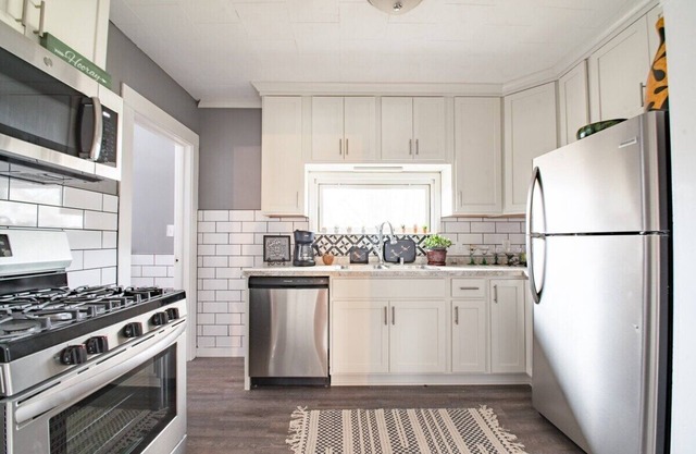 Quick Trip Getaway |Fun Southwestern Vibe |Enclosed Porch |Walkable to Downtown Lake Geneva |Parking