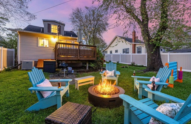 Quick walk to the beach! Fire pit, Corn hole, Games & More!