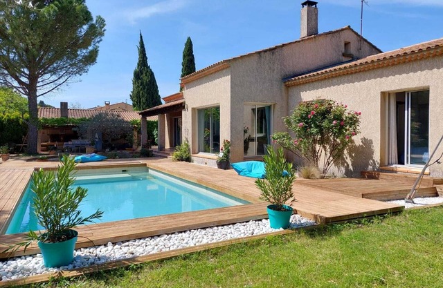 Quiet house with swimming pool, pergola, BBQ, garden with trees, 4 bedrooms and 3 bathrooms