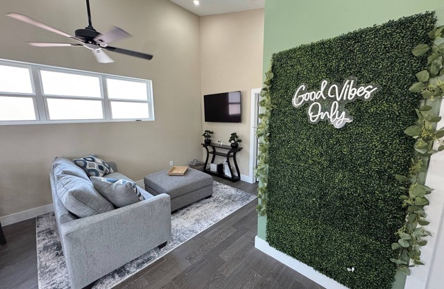 Quiet 1BR- 5 mins away from Aquarium