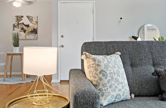 Relaxing 1-Bedroom Home near Dining & Stores
