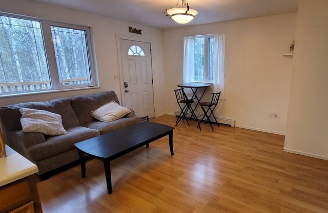 Quiet 2 bed 1 bath apartment in the hills - 10 mins from town!