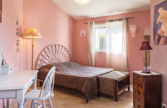 Quiet 220m2 property surrounded by greenery with private swimming pool