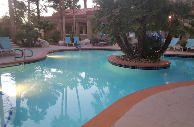 Tranquila 2Bed / 2Bath Las Vegas condominio ubicado a 4 millas de Gaza ~ Completamente amueblado