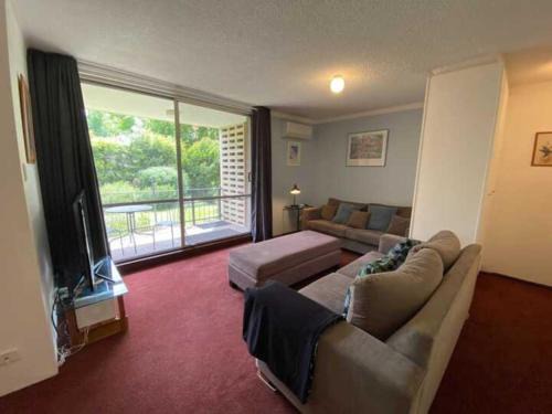 Quiet 2BR Apartment with Garden views in Griffith - Hosted by CanStay