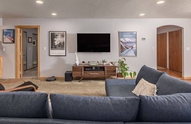 Quiet 2br home 4 mins to airport