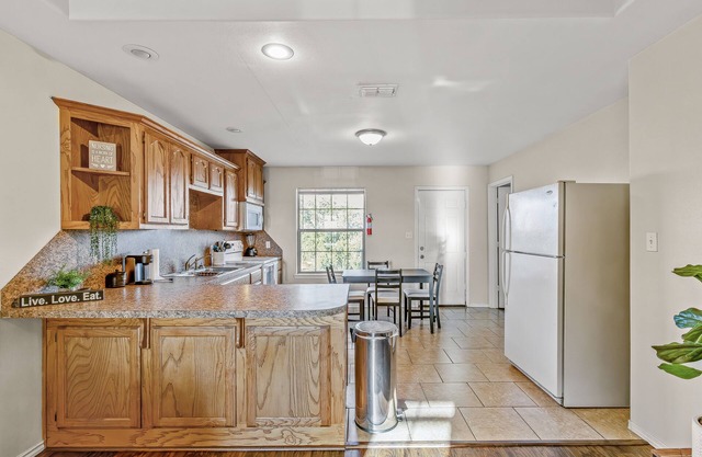 Quiet 3 bedroom 2 bathroom minutes away from the freeway
