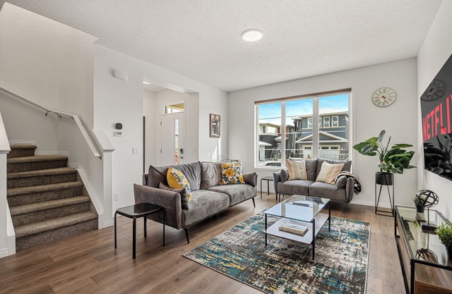 Quiet 3BR + 2.5 Bath Home In Calgary Near Airport
