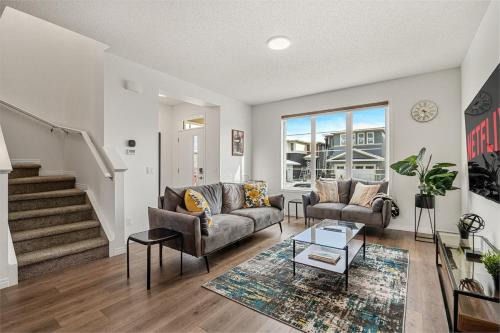 Quiet 3BR And 2 Bath Home In Calgary Near Airport
