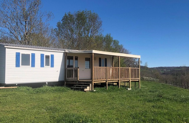 Quiet 3CH family mobile home in the countryside with view of horses