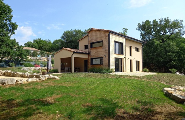Quiet 4* architect-designed villa in the countryside away from the crowds