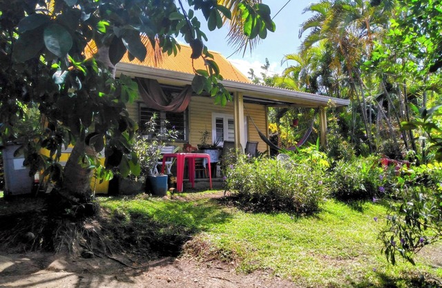Quiet, air-conditioned bed and breakfast 200 m from Le Diamant beach.