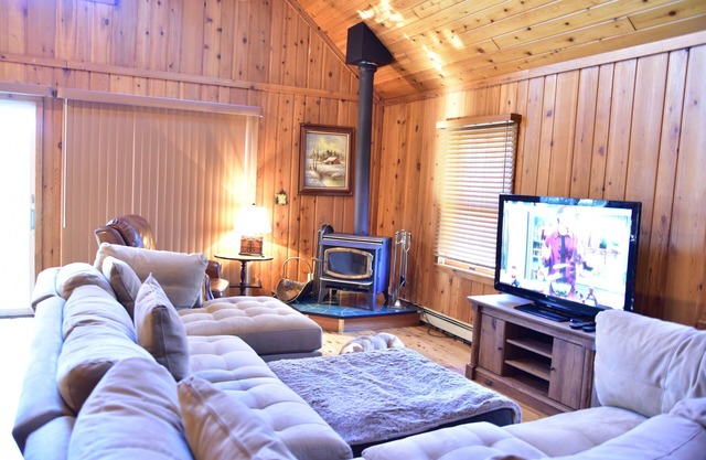 Quiet and Comfy 3 bed/2bath - Golf Chalet w/ Loft&Hot tub