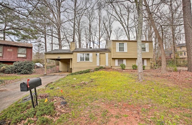 Quiet and Convenient Home 6 Mi to Stone Mtn!