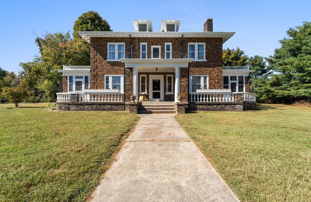 Quiet and Peaceful Century Old Farm House Stunning & Luxurious