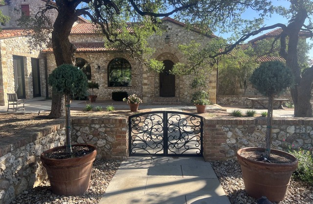 Quiet and private Italian Villa between Dripping Springs and Austin.