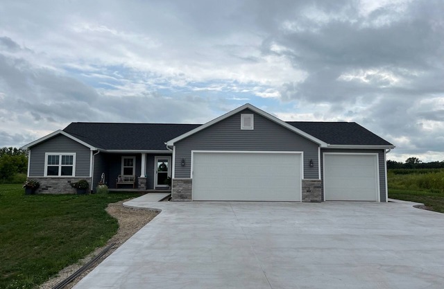 Quiet and Relaxing EAA Home for Rent. 11.5 Miles from Airport.