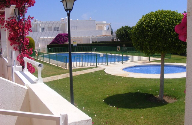 TRANQUILO Y AMPLIO APARTAMENTO A 60 M. DE LA PLAYA EN URB. PRIVADA MUY FAMILIAR