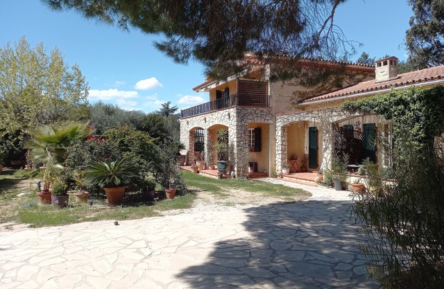 Quiet apartment in a Provencal farmhouse 2 km from the beach