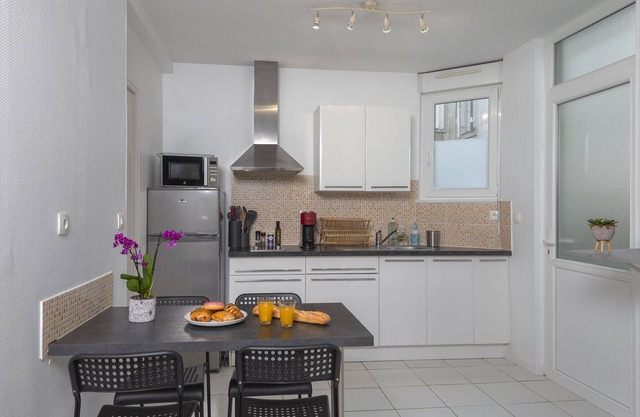 Quiet apartment with parking near place ney