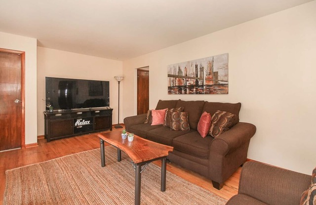 Quiet Area ★ Pool Table ★ Fenced Yard ★ Near Hospital & Airport