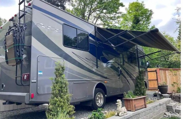 Quiet Backyard Class A Motorhome. Near Airport and Light Rail