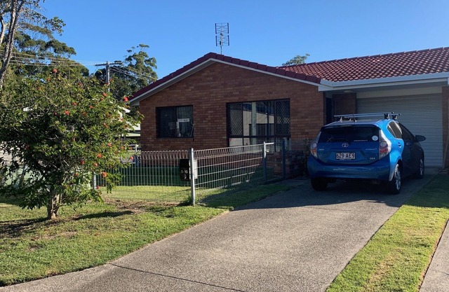 Quiet Beach House, 2 mins from the beach!