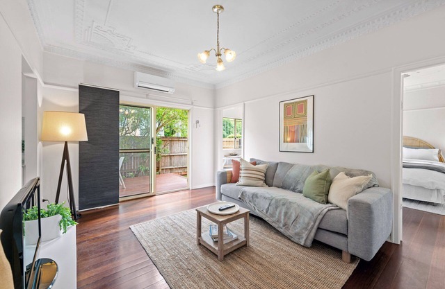 Quiet & Bright Art Deco Apartment by New Farm Park
