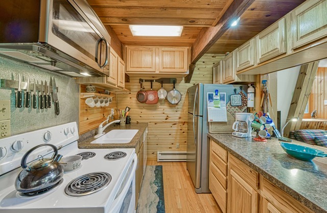 Quiet cabin near the lake with large deck, private hot tub, firepit, & game room