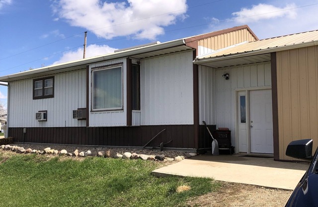 Quiet cabin that sits right on the edge of the water!! Pet friendly