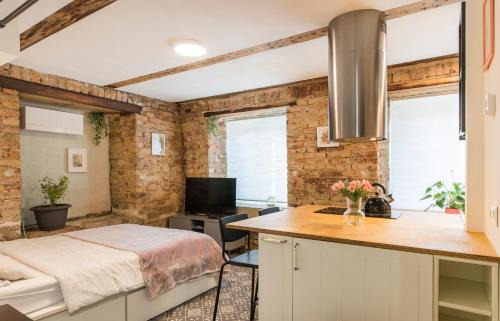 Quiet center studio with private parking