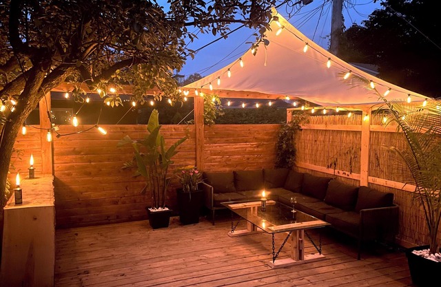 Quiet City Retreat. Pets welcome, driveway parking!