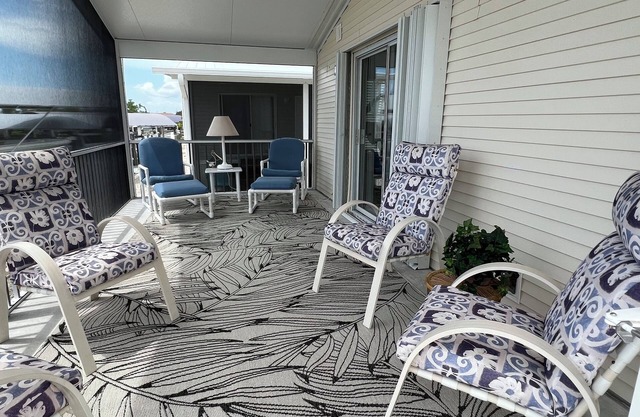 Quiet, clean & comfy 2 bed-2bath with 8000lb boat lift and large screened lanai