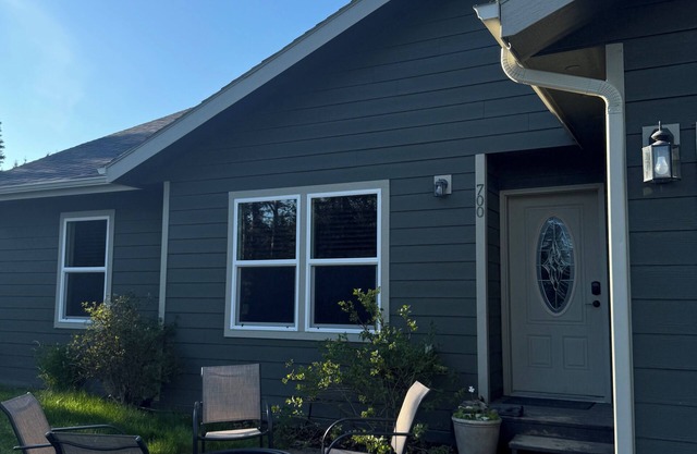 Quiet, Clean & Comfortable 4 BR Home Minutes from Kenai River & Soldotna Fun!