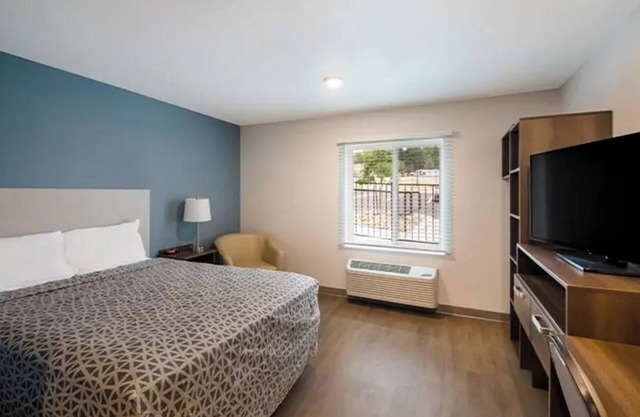 Quiet & Clean Two Room w/ Kitchen – Few Mi to Texas Memorial Stadium in Austin