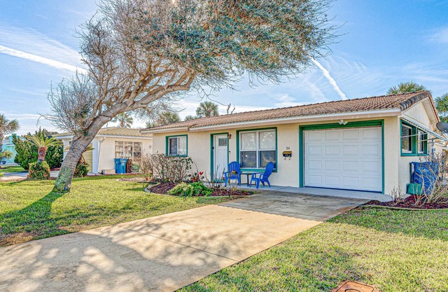 Quiet coastal getaway with fenced yard, screened lanai, & central AC