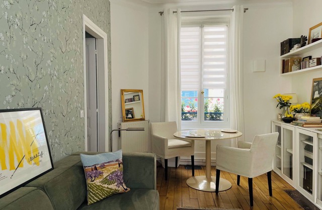 Quiet & cosy 1 bedroom flat (40m2) nestled in a private courtyard. Metro Ternes.