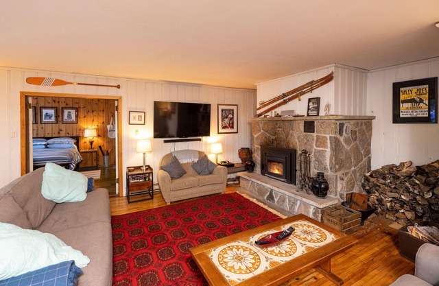 Quiet Cottage on Private Lake in Muskoka - Pets Stay Free!