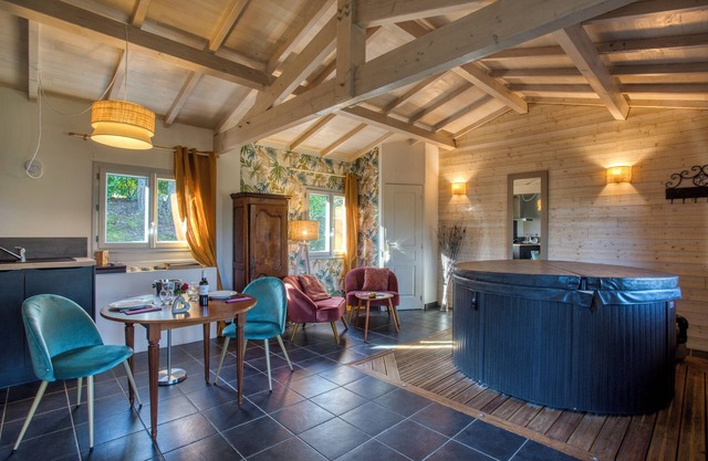 Quiet cottage with private indoor spa near Sarlat