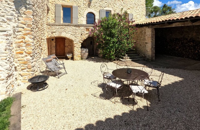 Quiet cottage with a view of Mont Ventoux in the middle of lavender fields
